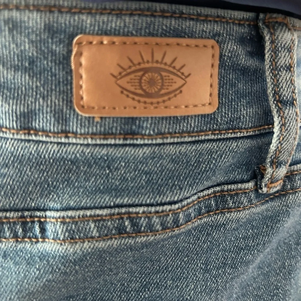 Sofia Jeans Adora Super Hi-Rise Curvy Girlfriend Jeans Light Wash Cropped